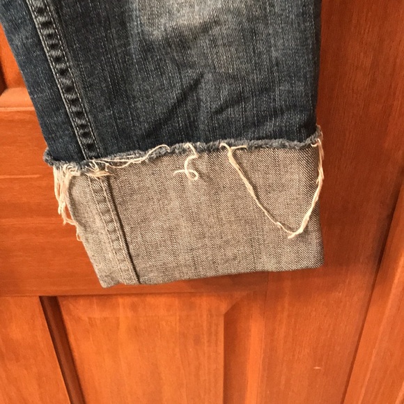 Simply Vera Wang distressed denim capris, great condition! - Picture 4 of 8